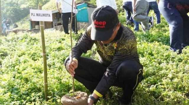 KORPRI Kota Gorontalo Rayakan HUT Ke - 53 dengan Aksi Tanam Bibit Pohon