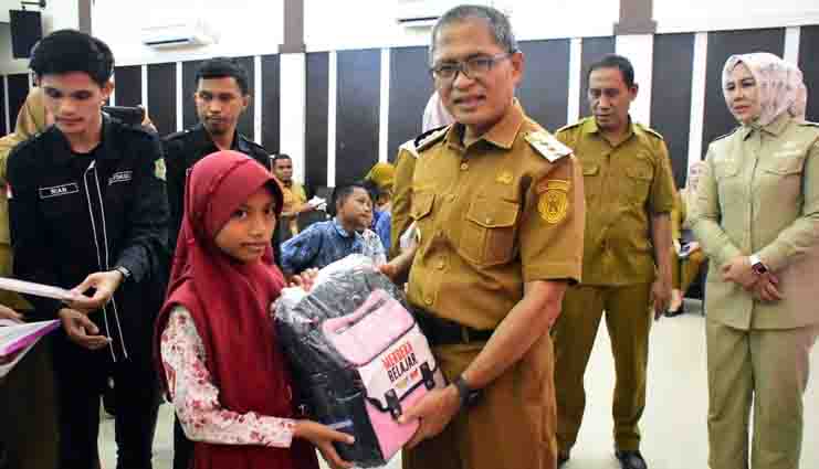 Terdampak Banjir, Siswa di Kota Gorontalo Terima Bantuan School Kit