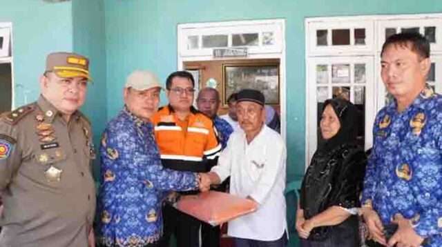 Korban Longsor di Kelurahan Botu Terima Bantuan