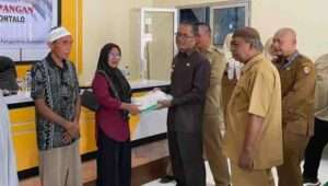 Pemerintah Kota Gorontalo Serahkan 9,6 Ton Beras ke Masyarakat