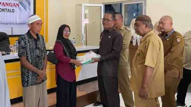 Pemerintah Kota Gorontalo Serahkan 9,6 Ton Beras ke Masyarakat