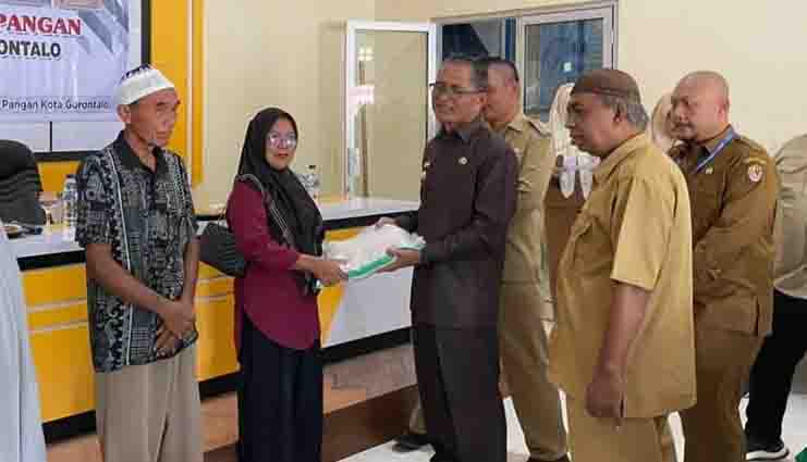 Pemerintah Kota Gorontalo Serahkan 9,6 Ton Beras ke Masyarakat
