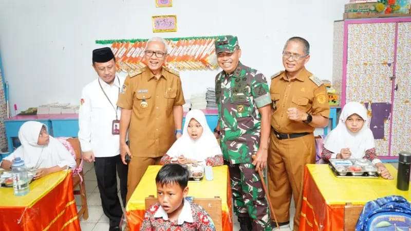 Ismail Madjid bersama Pangdam XIII Merdeka Tinjau Program MBG