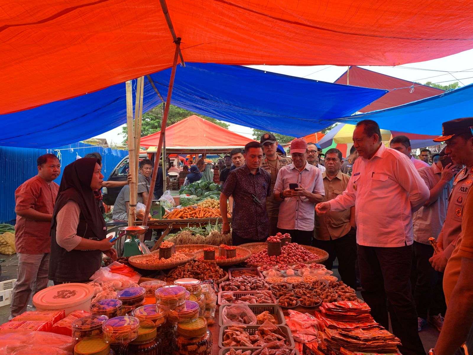 Bersama Forkopimda, Gusnar Ismail Tinjau Stok Bahan Pokok Jelang Idulfitri 2025