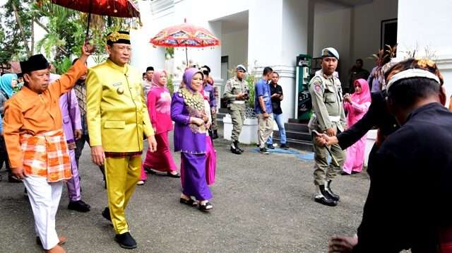 Di Kabupaten Gorontalo, Gubernur dan Wakil Gubernur diterima Adat Mopotilolo