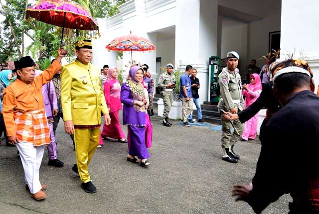 Di Kabupaten Gorontalo, Gubernur dan Wakil Gubernur diterima Adat Mopotilolo