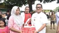 Indra Gobel Serahkan Bantuan Korban Banjir di Lotu dan Talumolo