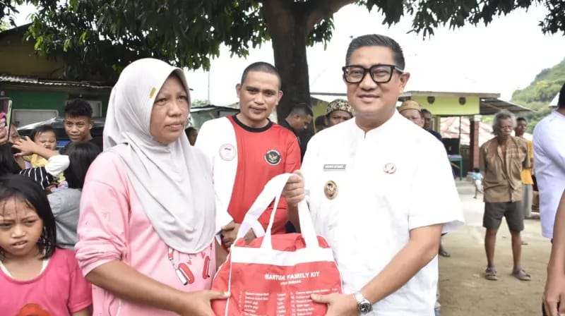 Indra Gobel Serahkan Bantuan Korban Banjir di Lotu dan Talumolo