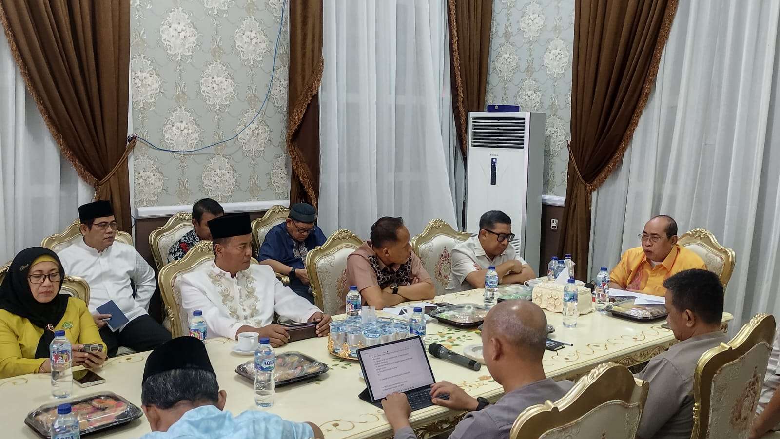 Wali Kota Gorontalo, Adhan Dambea saat membahas pengangkutan sampah di Kota Gorontalo pada rapat perdana bersama Forkopimda, Kamis (06/03/2025). Foto: Hendra/60dtk