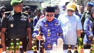 Adhan Dambea ikut Memusnahkan Ribuan Botol Minuman Keras