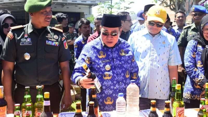 Adhan Dambea ikut Memusnahkan Ribuan Botol Minuman Keras