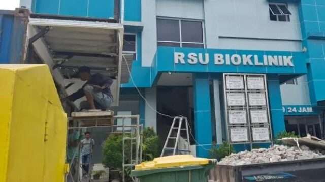 Berdiri Tepat di Atas Saluran, Bangunan di Depan RS Bioklinik Dibongkar