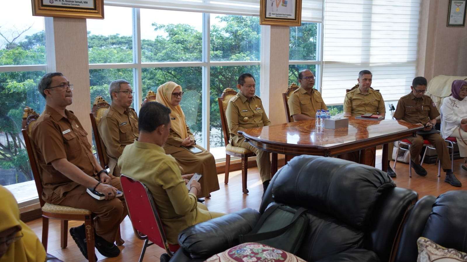 Gusnar Ismail Tegaskan Penerima Beasiswa harus Berpenghasilan Rendah