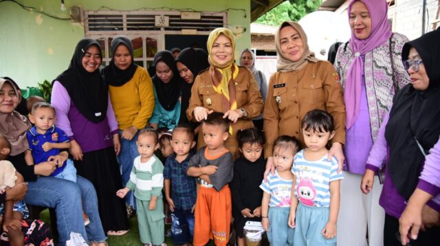 13 Keluarga Penerima Manfaat di Tolinggula Ulu Terima Bantuan Paket Sembako