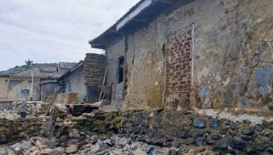 Puluhan Rumah Warga di Desa Lamu Terancam Roboh Akibat Terjangan Ombak