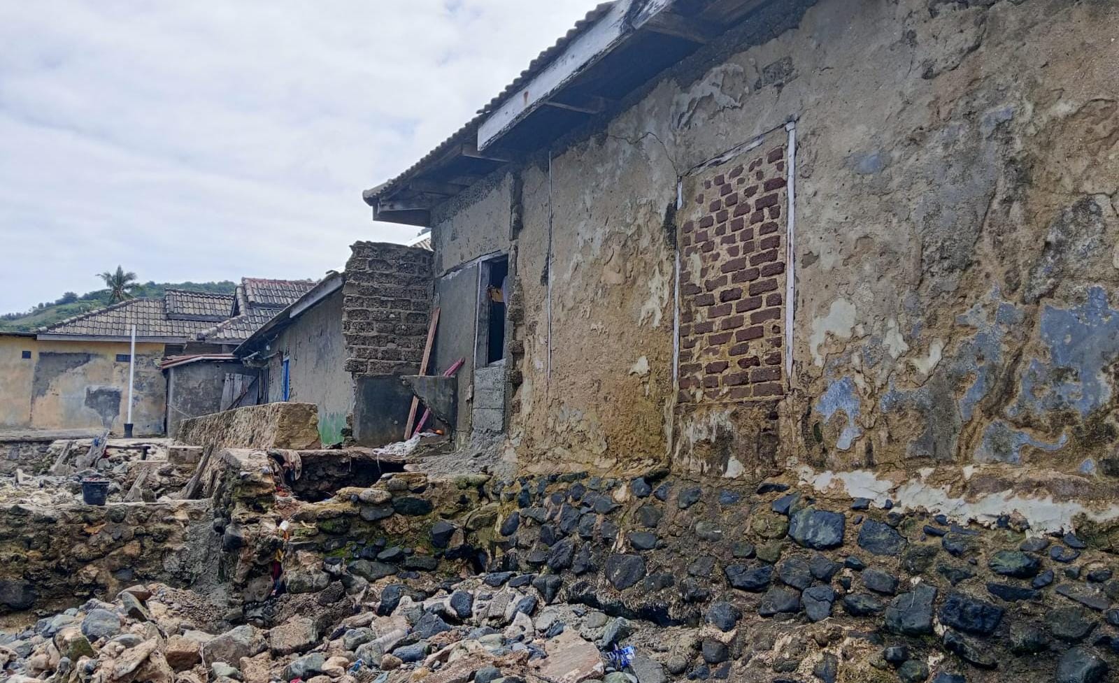 Puluhan Rumah Warga di Desa Lamu Terancam Roboh Akibat Terjangan Ombak