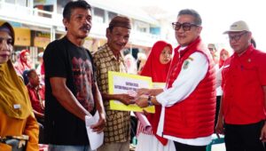 Indra Gobel Serahkan BPNTD kepada 400 Keluarga Penerima Manfaat