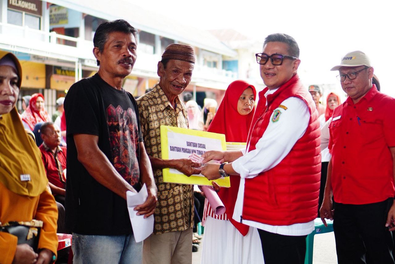 Indra Gobel Serahkan BPNTD kepada 400 Keluarga Penerima Manfaat