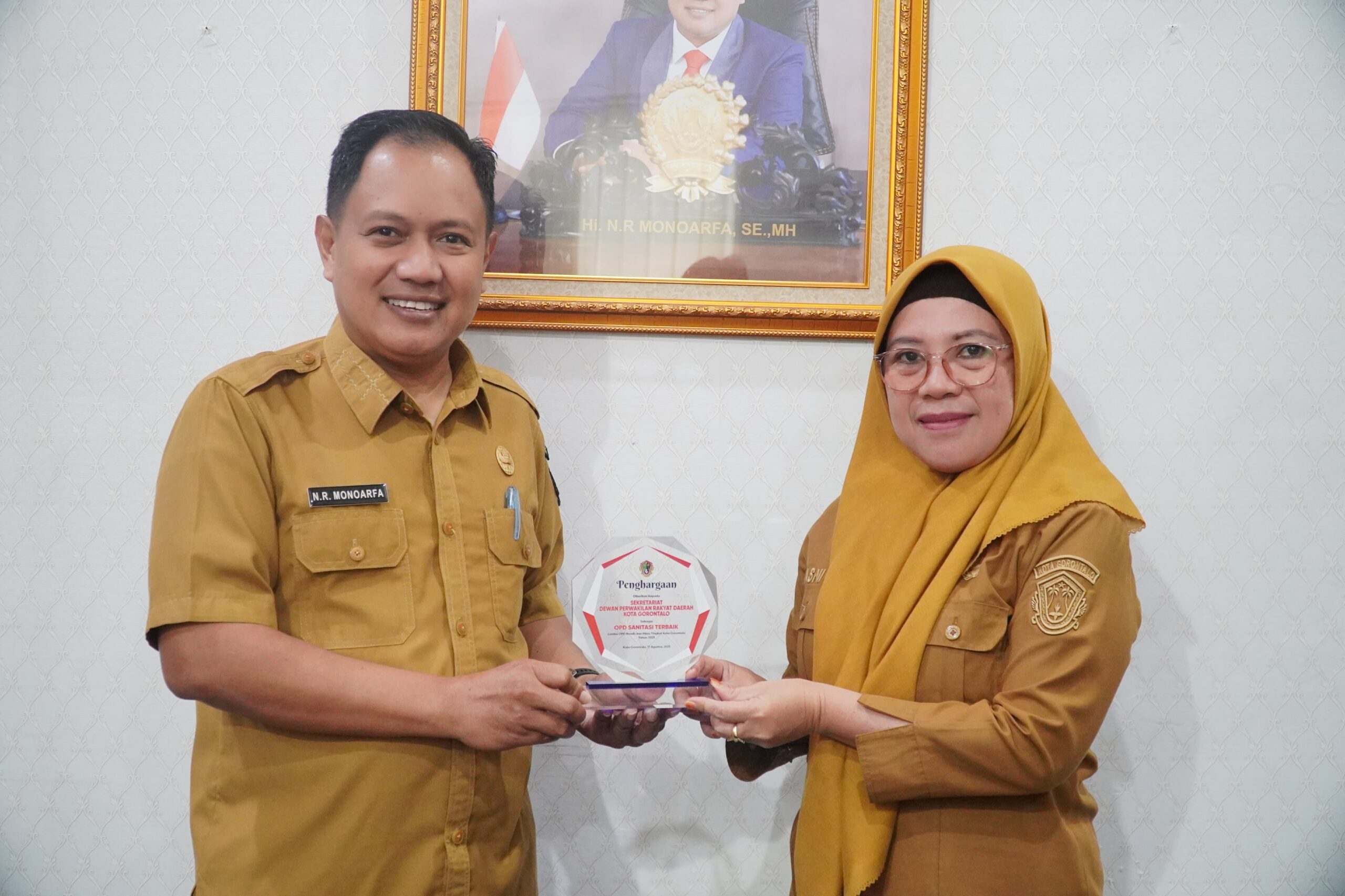 Sekretariat DPRD Kota Gorontalo Raih Penghargaan OPD Sanitasi Terbaik