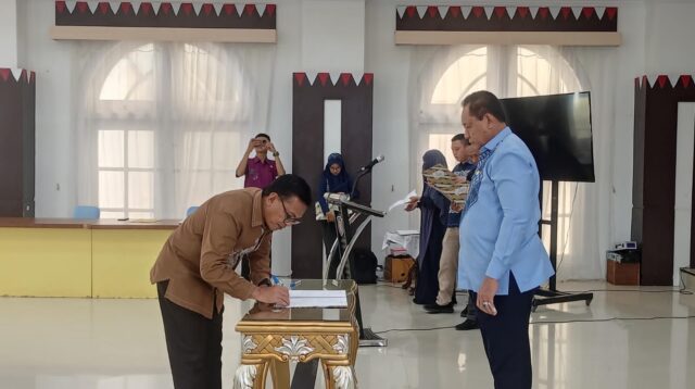 Tandatangani Perjanjian Kinerja, Ramdhan Pade Komitmen Capai Target