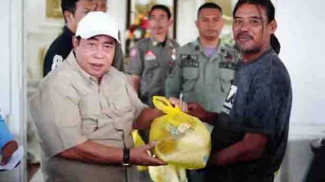 Adhan Dambea Bagi-Bagi Bingkisan Ramadan ke 380 Pasukan Gerakan Kebersihan