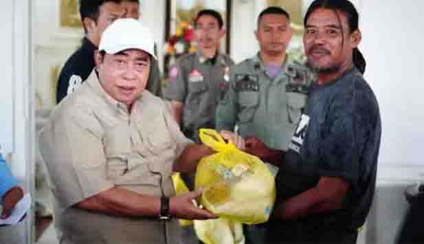 Adhan Dambea Bagi-Bagi Bingkisan Ramadan ke 380 Pasukan Gerakan Kebersihan