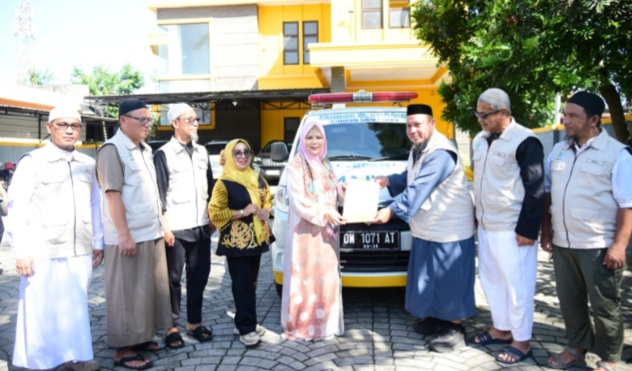 Idah Syahidah Serahkan Satu Unit Ambulans ke Wahdah Islamiyah Gorontalo