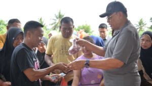 Warga Serbu Pasar Murah di Kelurahan Dembe I