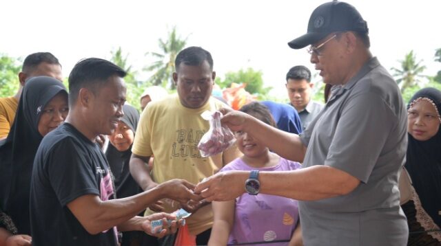Warga Serbu Pasar Murah di Kelurahan Dembe I