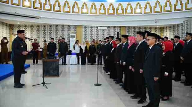 Gusnar Ismail Lantik Pejabat Eselon II, III dan IV