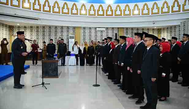 Gusnar Ismail Lantik Pejabat Eselon II, III dan IV