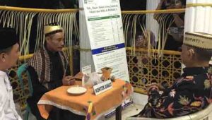 Ismet Mile Tunaikan Zakat Fitrah di Baznas Bone Bolango