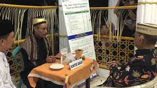 Ismet Mile Tunaikan Zakat Fitrah di Baznas Bone Bolango