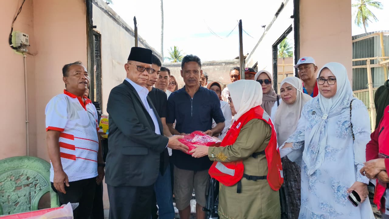 Korban Kebakaran di Bendungan terima Bantuan dari Bupati Ismet Mile