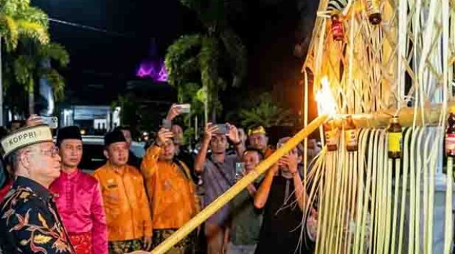 Lestarikan Budaya Gorontalo, Bupati Bone Bolango Ikuti Proses Malam Tumbilotohe