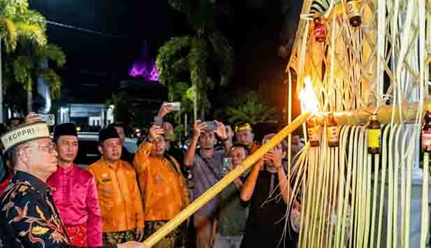 Lestarikan Budaya Gorontalo, Bupati Bone Bolango Ikuti Proses Malam Tumbilotohe Lestarikan Budaya Gorontalo, Bupati Bone Bolango Ikuti Proses Malam Tumbilotohe