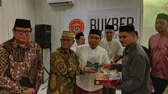 Mentan RI Percayakan Ismet Mile Serahkan 1000 Al-Quran ke Masyarakat Gorontalo