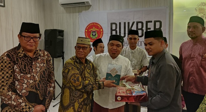 Mentan RI Percayakan Ismet Mile Serahkan 1000 Al-Quran ke Masyarakat Gorontalo