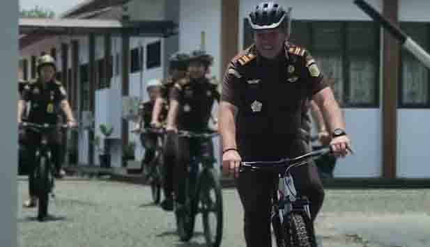 Gunakan Sepeda, Kejari Bone Bolango Dekatkan Pelayanan Hukum ke Masyarakat
