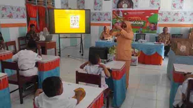 Peringati Hari Kartini, DWP Bone Bolango Gelar Program Mengajar