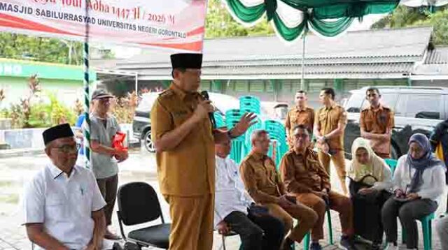 Gusnar Ismail Serahkan Sapi Kurban Presiden untuk Masjid Sabilurrasyad