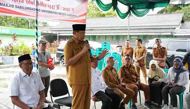 Gusnar Ismail Serahkan Sapi Kurban Presiden untuk Masjid Sabilurrasyad