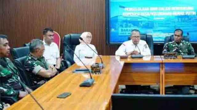 Sekretaris Daerah Kota Gorontalo, Ismail Madjid saat memimpin rapat persiapan pembangunan Koperasi Merah Putih, Rabu (13/5/2026). Foto: KOMINFO