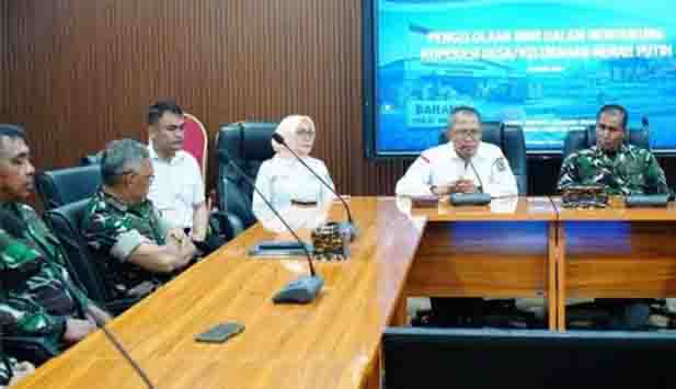 Sekretaris Daerah Kota Gorontalo, Ismail Madjid saat memimpin rapat persiapan pembangunan Koperasi Merah Putih, Rabu (13/5/2026). Foto: KOMINFO