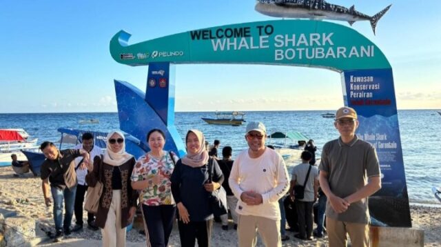 Momentum PENAS XVII Gorontalo, Kontingen Kalimantan Tengah Berwisata ke Hiu Paus