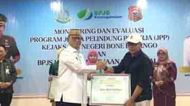 Kepala Desa Botutonuo Terima Penghargaan Terbaik I Program Jaksa Pelindung Pekerja di Bone Bolango