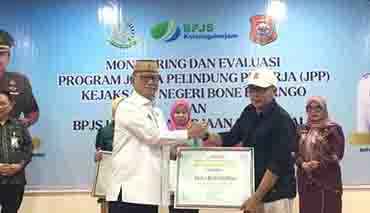 Kepala Desa Botutonuo Terima Penghargaan Terbaik I Program Jaksa Pelindung Pekerja di Bone Bolango