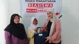 Buka Posko Pendaftaran Beasiswa, Milan Amrullah Salurkan 100 Seragam Sekolah Hingga Pedalaman Mongiilo