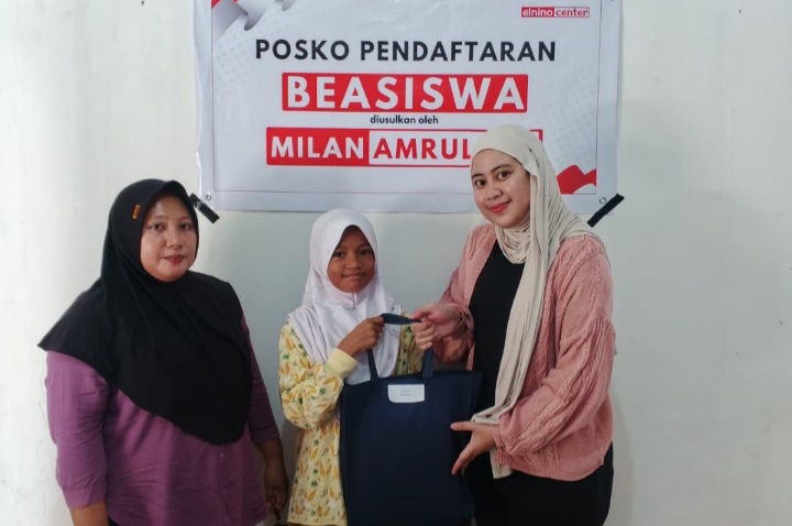 Buka Posko Pendaftaran Beasiswa, Milan Amrullah Salurkan 100 Seragam Sekolah Hingga Pedalaman Mongiilo