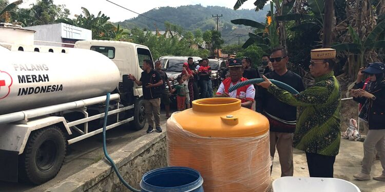 Gerak Cepat! Ismet Mile Salurkan Air Bersih di Tilongkabila